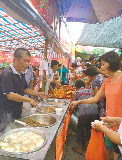 在牛肉小吃档口前,挤满了欲尝鲜的市民。