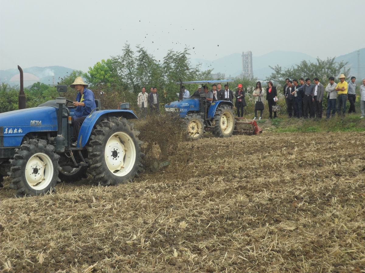 ���շ����ؾٰ�����ں�ˮ���ո˻������Ͳ�ֱ���ֳ���