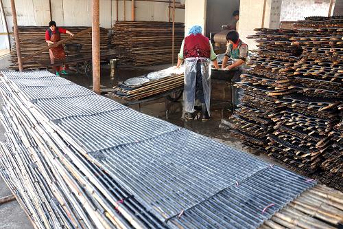 11ÔÂ4ÈÕ£¬É½¶«Ê¡ÒÊÔ´ÏØÂ³´åÕòȪ×Ó¹Ùׯũ²úÆ·ÓÐÏÞ¹«Ë¾µÄ¹¤ÈËÔÚ¼Ó¹¤·ÛƤ¡£