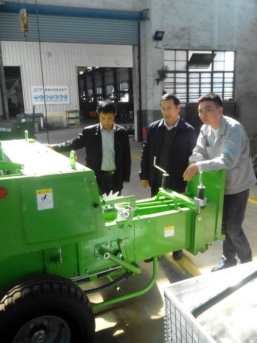安徽亳州市农机局组织考察秸秆打捆机械