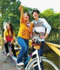 橘园内双人自行车骑行别有一番乐趣