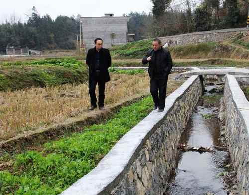 谭文胜(左)了解工程监理情况
