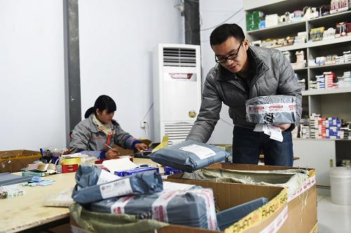 12��22�գ�ɽ��ʡ��ƽ�س�ɽ������̳��������ڲ鿴��Ʒ��27���������2013�꿪ʼ���µ����ľ����ۡ�