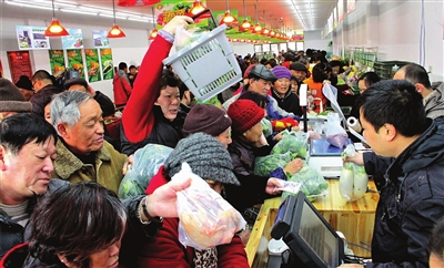 上海金山生鲜菜场开进市区