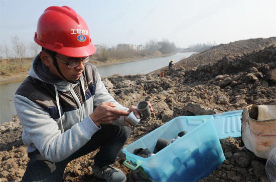 12��25�գ��Ӻ���ѧʵ�����ĵĹ�����Ա�ڰ���ͭ���Ӳֺӵ����������ֳ����кӵ̻�����ȡ�������ӵ�ѹʵ�ȡ�