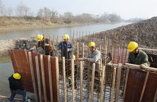 12��25�գ�ʩ����Ա�ڰ���ͭ���Ӳֺӵ����������ֳ����촩�̺�բ��