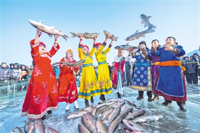 黑龙江齐齐哈尔梅里斯达斡尔族区村民收起新年第一网鱼