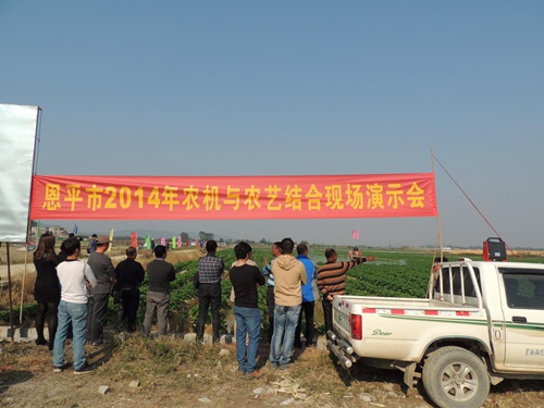 广东恩平市种植大户近距离感受“机械工人”威力