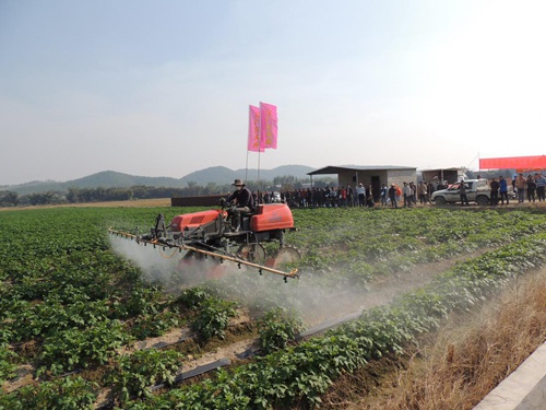 机械喷药施肥演示现场