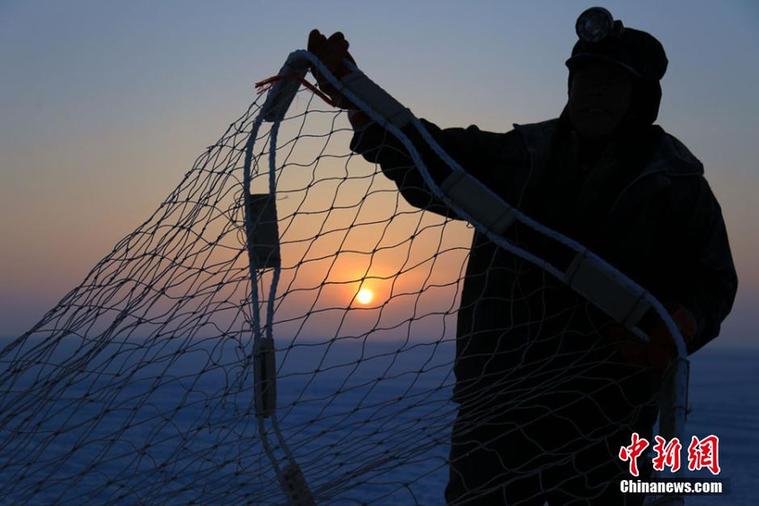 新疆博斯腾湖冬捕者拉2000米巨网捕鱼
