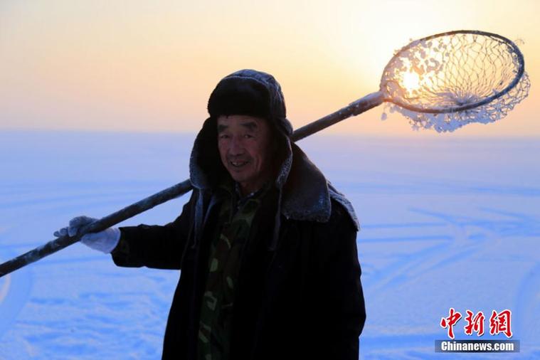 图为穿戴严实的捕鱼者。