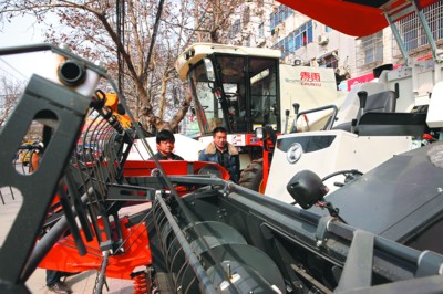 2��26�գ��ɳ���ũ������ѡ������ũ����׼��Ͷ�봺����