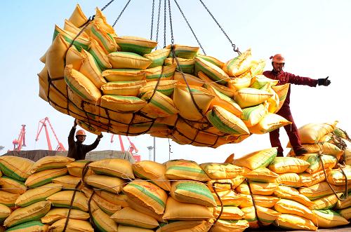 江苏连云港开辟绿色通道抢运春耕化肥