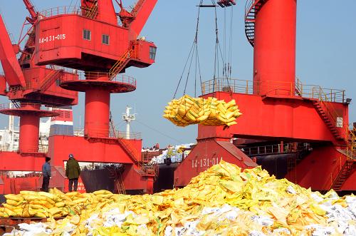 3月7日,码头工人在连云港港散货码头转运春耕化肥。