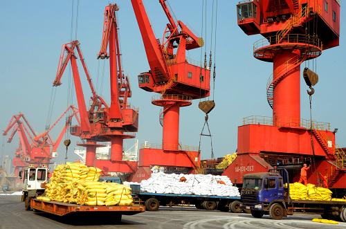 3月7日,码头工人在连云港港散货码头转运春耕化肥。