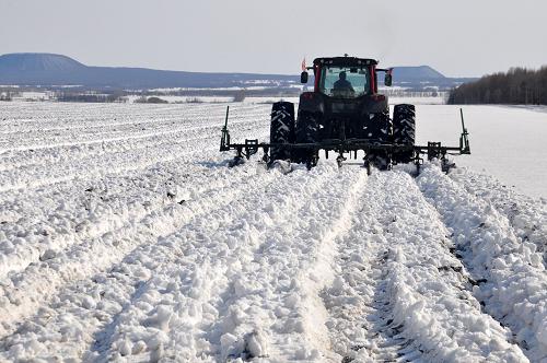 3��23�գ��ں����������������ũ���ڶ���������һ̨�����������ڽ��л�ѩɢ����ҵ��