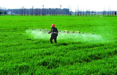 日前,在庐江县台创园千亩小麦高产种植基地,由安徽喜洋洋农业科技有限公司研制的新型背负式多功能喷雾器派上用场。该喷雾器具有轻便、灵活、高效、节能环保等优点,一人每小时可作业15亩。