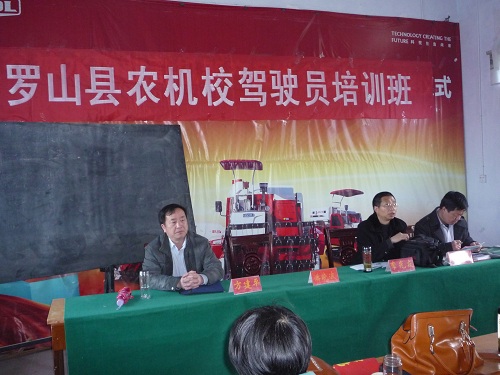 河南罗山县农机局为春耕农机手充电加油