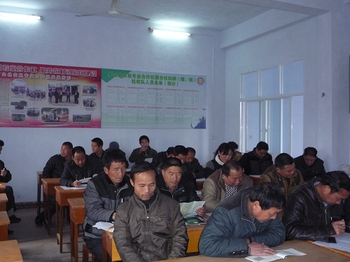 河南罗山县农机局为春耕农机手充电加油2