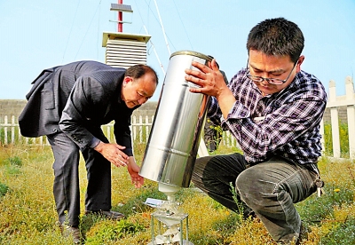 ����������ֹ�����Ա��Ф���������С��������վ�����豸ά����������13�����򽨳ɵ�С����۲�վͶ��ʹ�ã���ũ�ﻷ���¶ȡ������Ƚ���ʵʱ�Զ���⣬��ѧָ��ũ����������