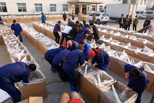 4月15日,天津市换新水产良种场的工作人员将鱼苗装箱,准备发往全国各地。