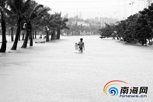 海口椰海大道积水深超1米 近百市民路上捞鱼