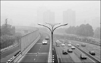 北京遭遇持续雾天 空气质量连续两天不达标