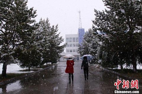 新疆迎来雨雪降温天气 乌鲁木齐气温创新低