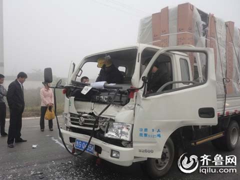 山东大部地区受大雾侵扰 频发交通事故