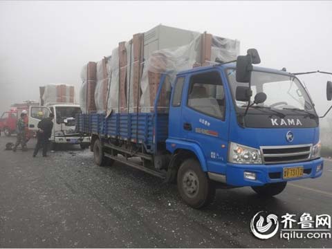 山东大部地区受大雾侵扰 频发交通事故