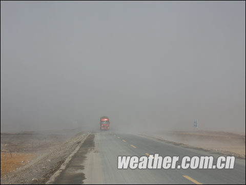 青海清水河持续雨雪 雪后大雾影响214国道交通