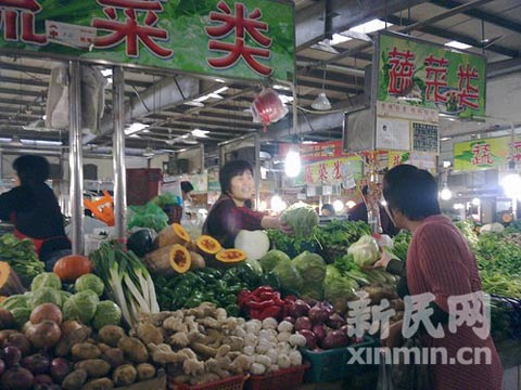 天气转凉 批发价下调带动蔬菜水果零售价格下调