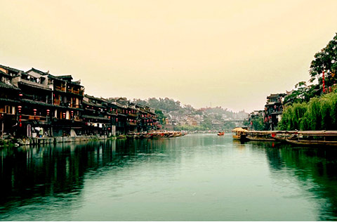 湖南持续升温将破30℃ 秋日美景凤凰游