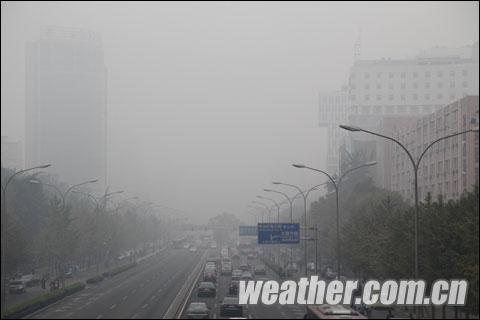 入秋最浓雾锁京城 周末北风吹来湛蓝天