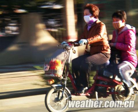 河北大风降温现霜冻