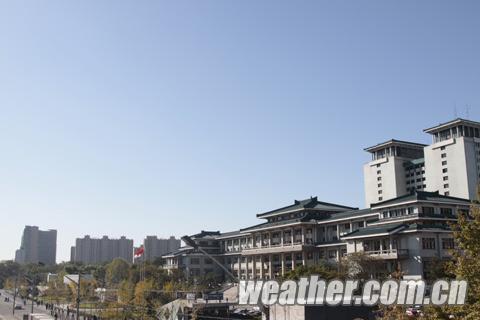 冷空气驱散京城大雾 北部山区现霜冻