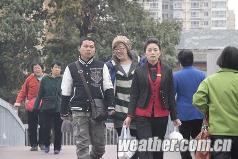 北京阴雨遮暖阳 温差加大催红红叶