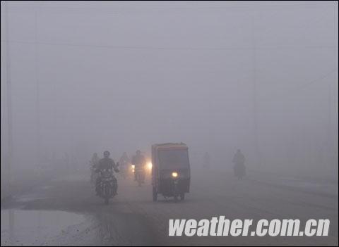 入冬后首场大雾天气弥漫内蒙古多地