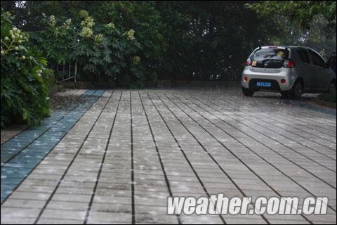 贵阳现雷雨天气 气象局发布雷电黄色预警