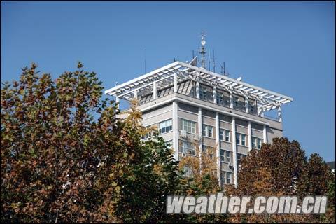 北京天空湛蓝空气质量达优等 周末大风降温