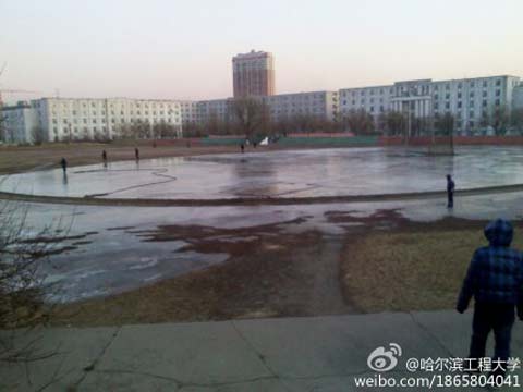 黑龙江学校忙浇冰 哈尔滨“百万青少年上冰雪”