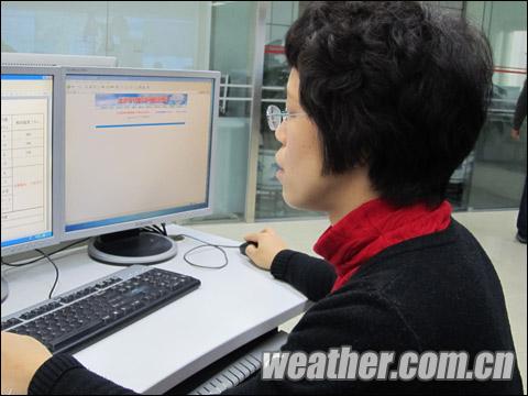 京城飘落今冬首场小雪 局地能见度不足1000米