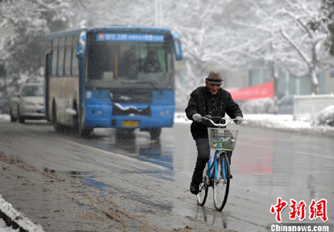 冷空气入侵 新疆伊犁河谷降下大雪(组图)
