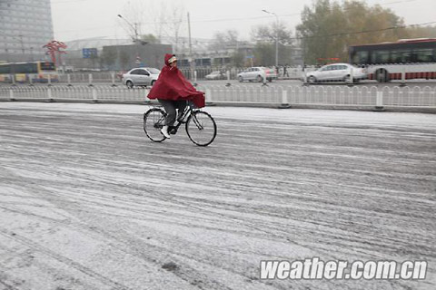 北京再迎降雪 雪后雾散风起气温降