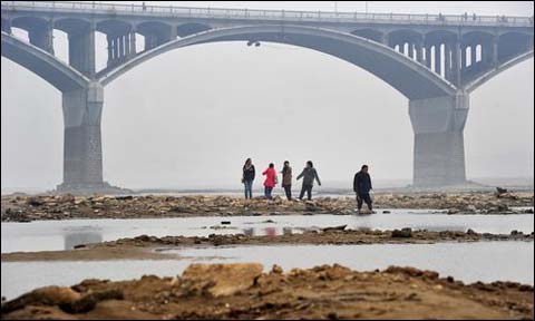 湘江长沙站跌破历史最低水位 航运“吃不消”