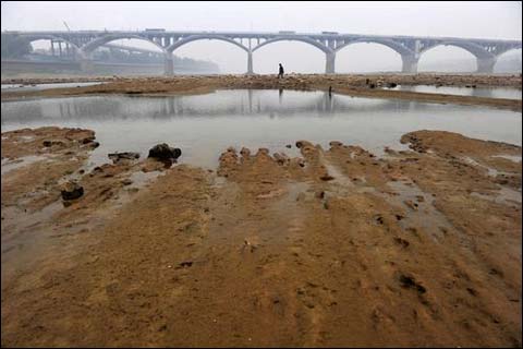 湘江长沙站跌破历史最低水位 航运“吃不消”