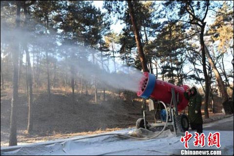 河北承德避暑山庄“人工造雪”应对火患