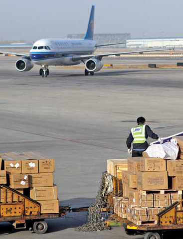 新疆多雾多雪天气影响航空快递业