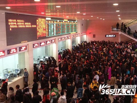 大雾雨雪给安徽春运“添乱” 合肥火车站增开列车