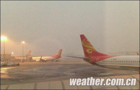 北京阴天雾不散 公路机场交通受阻